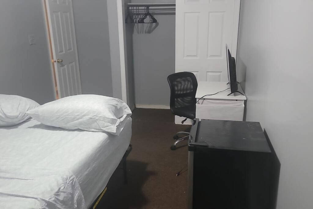 Room In A Beach House With King Size Bed In A Landlord Hosted Three Bedroom Apartment New York Exterior foto