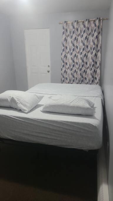 Room In A Beach House With King Size Bed In A Landlord Hosted Three Bedroom Apartment New York Exterior foto